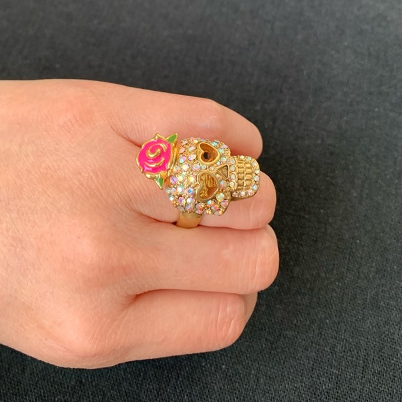 Betsey Johnson Rhinestone sugar skull ring Size 7.25 NWOT - Picture 4 of 5